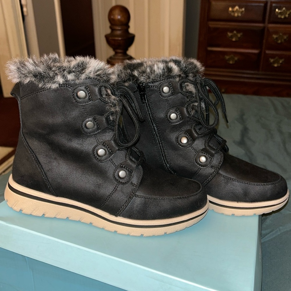 Cliffs by White Mountain…style Holly Boot..size 7.5 M
